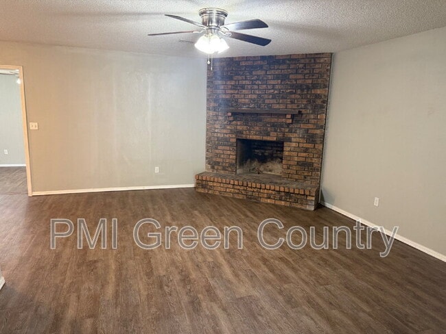 Building Photo - 112 W Austin St