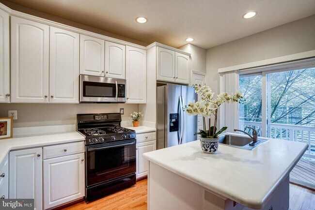 Building Photo - 316 Fallsgrove Dr