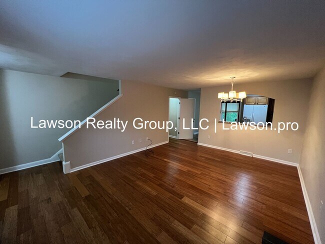 Foto del edificio - Beautiful Townhome with Three Levels of Li...
