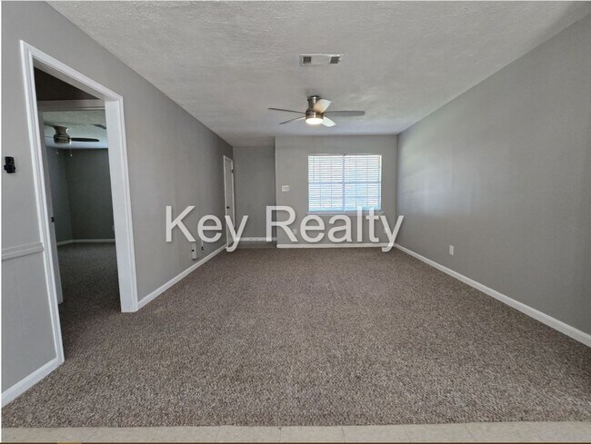 Foto del edificio - 2412 Greenway Dr