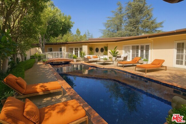 Foto del edificio - 1743 Stone Canyon Rd