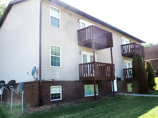 Building Photo - 1111 Arrowhead Dr