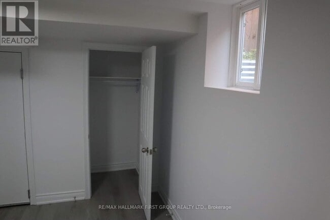 Building Photo - 1627 Baggins St