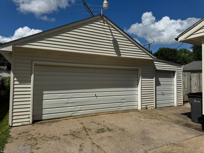 Building Photo - 413 30th Ave W