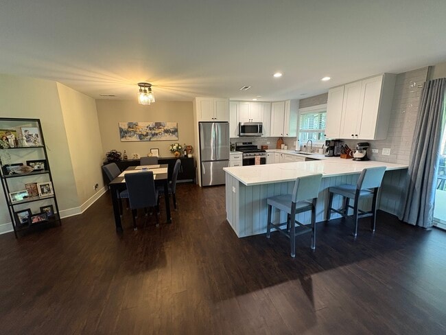 Building Photo - 1704 Lakecliffe Dr