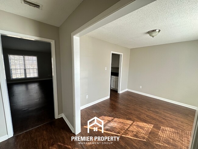 Building Photo - Spacious 3BR Memphis Home w/ Vaulted Ceilings, Brick Fireplace & Fenced Yard