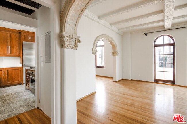 Foto del edificio - 1302 N Sweetzer Ave