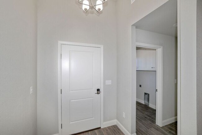 Foto del edificio - 7616 Woodford Ave