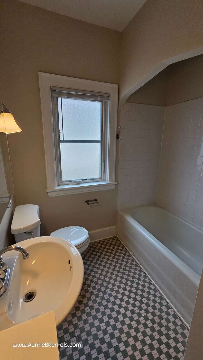 Foto del edificio - 2 bedroom 1 bath main level with office and porch.