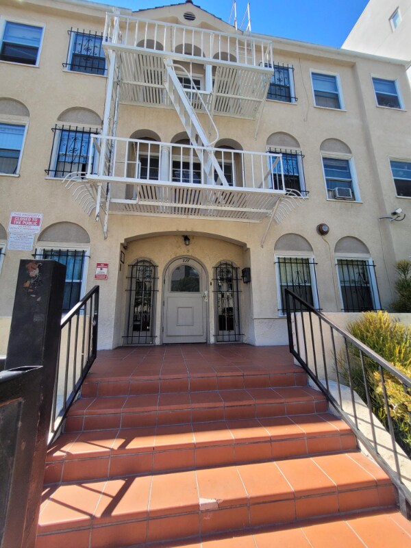 Building Photo - 727 S Coronado St
