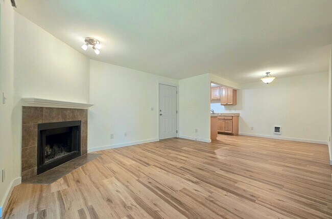 Building Photo - Lynnwood 3 Bed/2 Bath with Fireplace