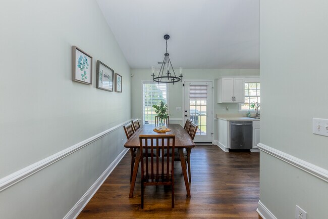 Comedor: Espacio formal diseñado para reuniones a la hora de las comidas. - 122 Sellhorn Blvd