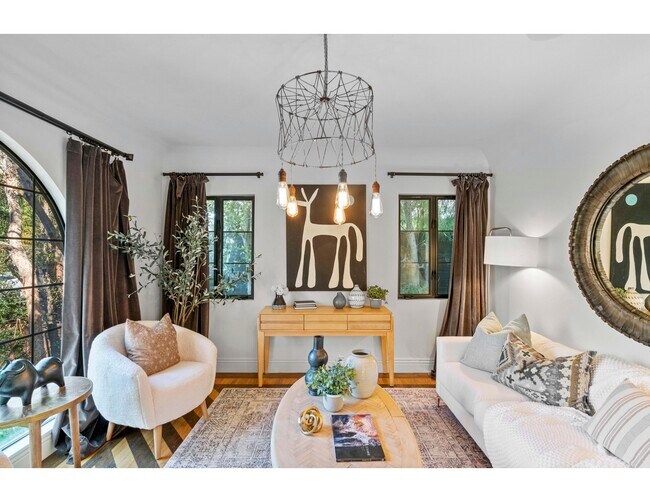 Building Photo - 722 Superba Ave