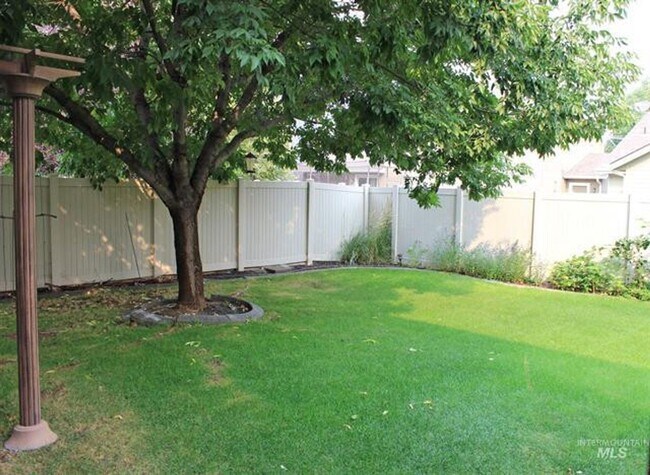 Foto del edificio - Meridian 3Bd/2.5Bth/3catr, 2243Sqft, Charming home in highly desired Tuscany neighborhood.