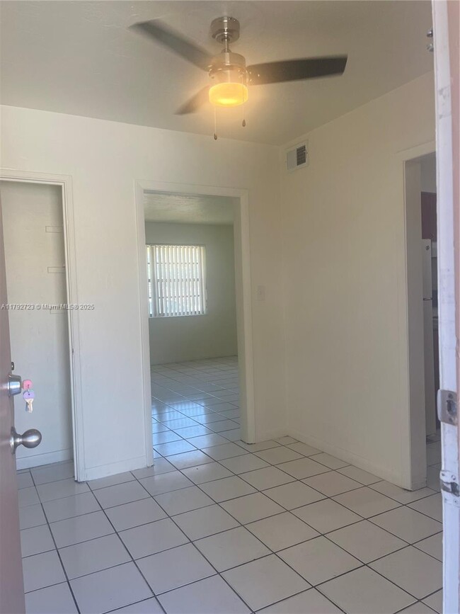Building Photo - 6525 SW 57th Ct