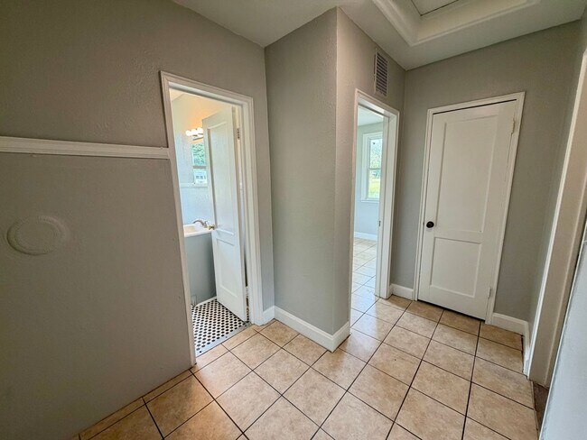 Foto del edificio - 704 Miller Rd