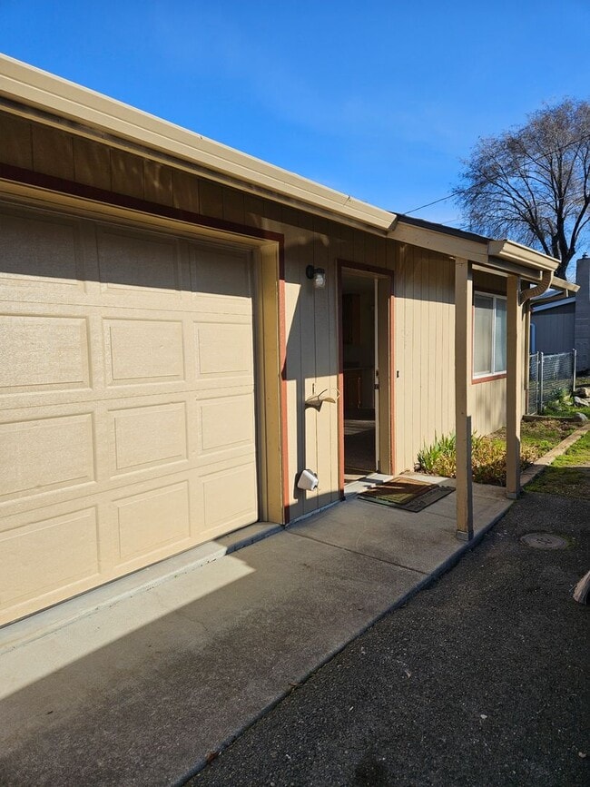 Building Photo - 214 Oak St