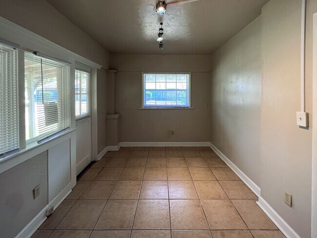 Photo - PET FRIENDLY Recently Updated 4-Bedroom, 3... House