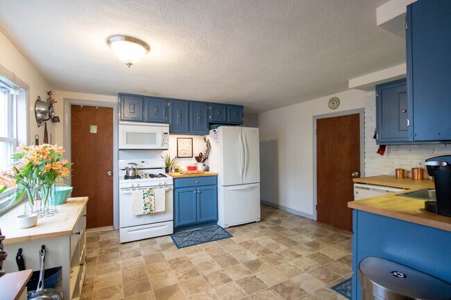 Building Photo - 62 Thorndike St