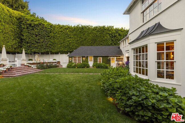 Building Photo - 1401 N Doheny Dr