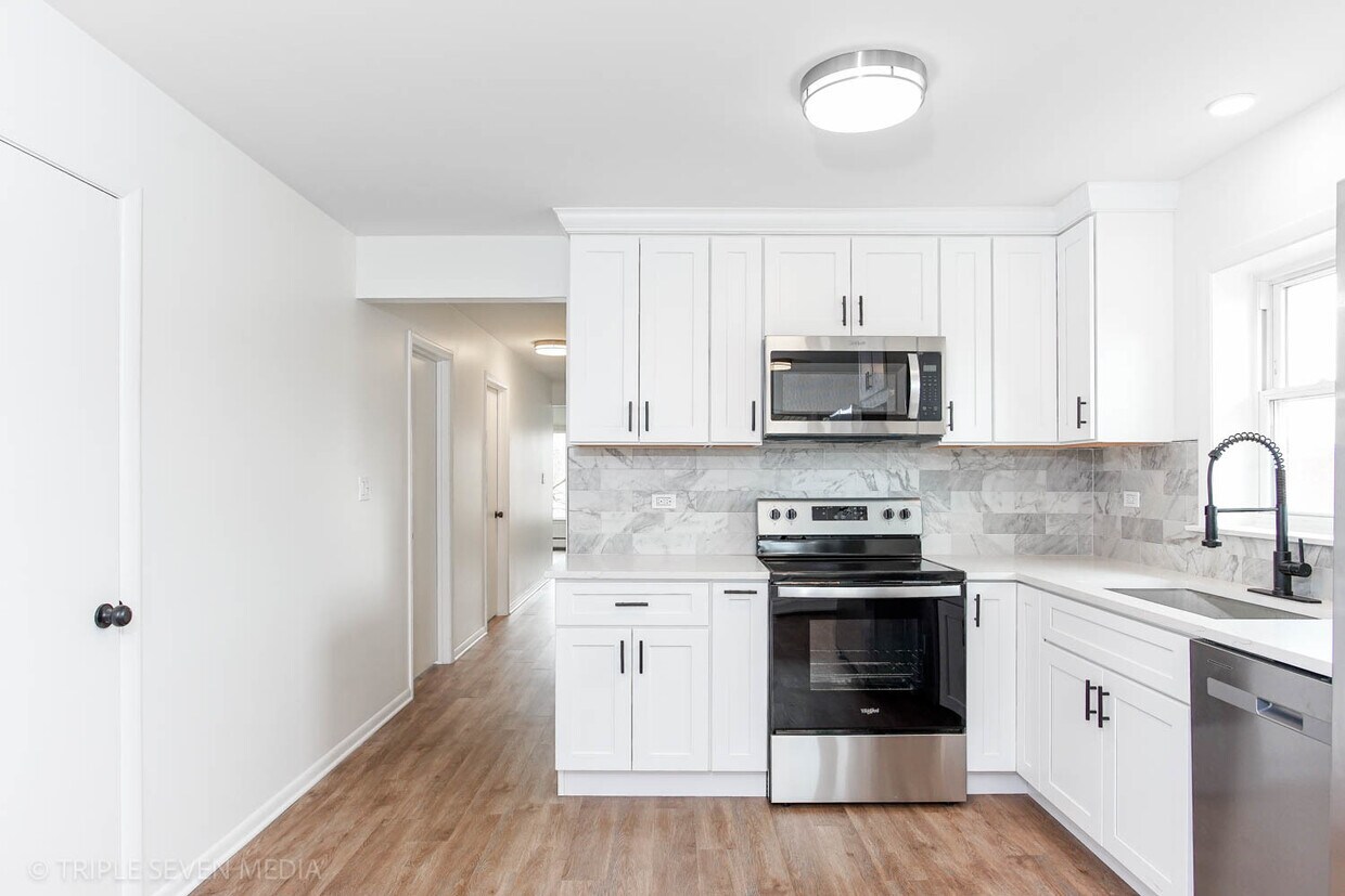 Primary Photo - 16W621 56th St