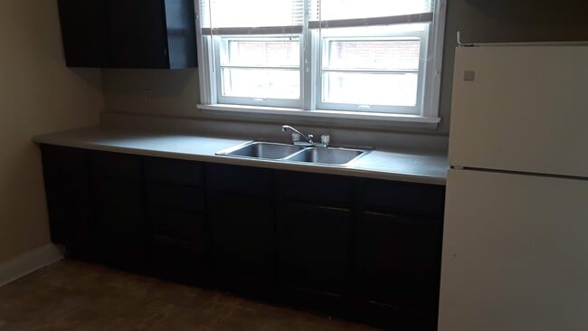 Kitchen countertop - 4848 Brenda Dr