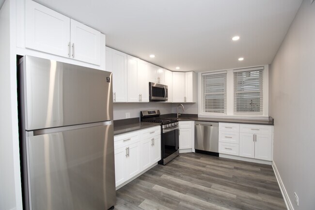 Foto del edificio - 2240 N Sawyer Ave