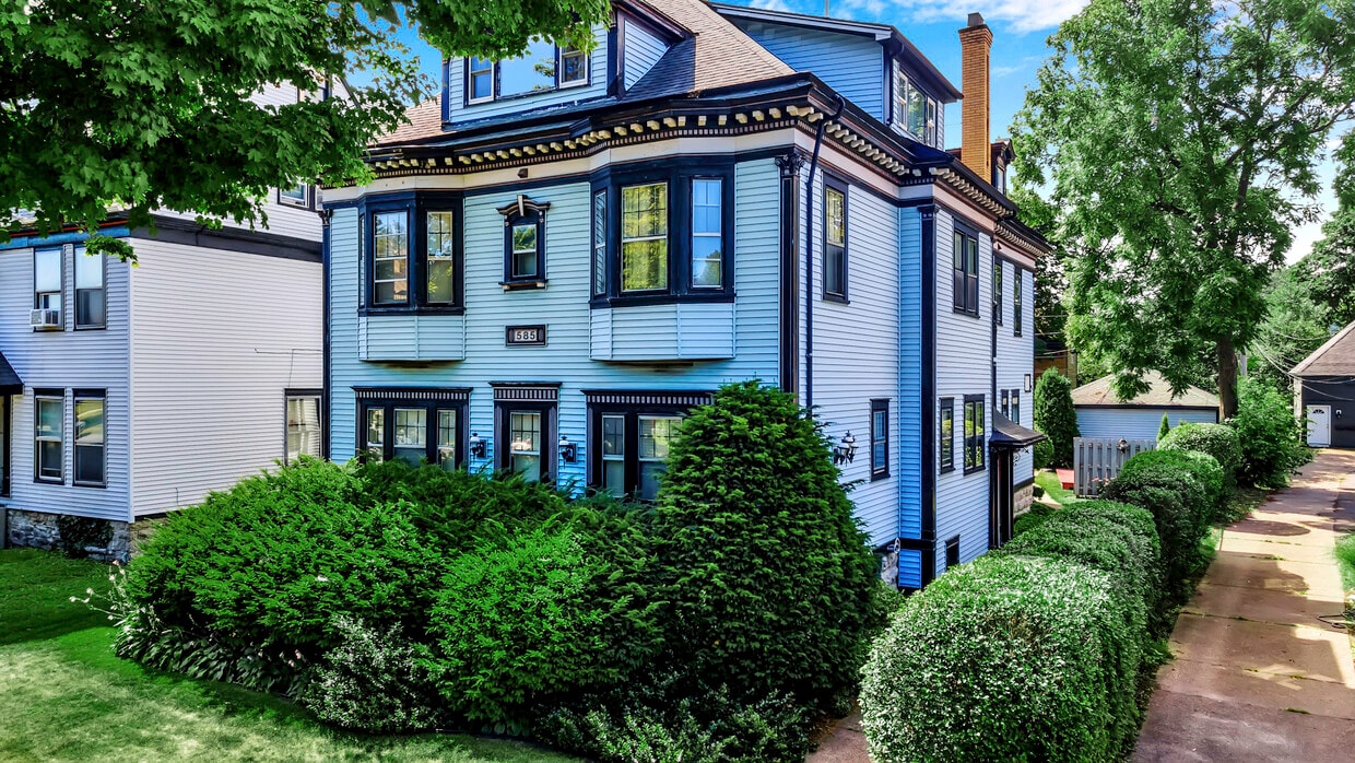 585 W Ferry St. - 585 W Ferry St