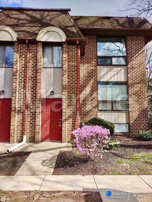Primary Photo - 2 br, 1 bath Condo - 730B Putnam Blvd
