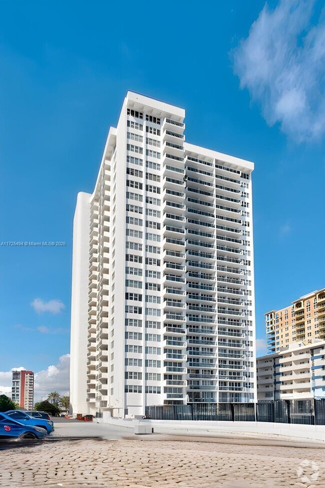 Building Photo - 3140 S Ocean Dr