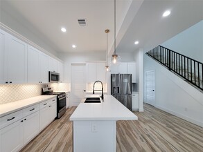 Building Photo - 5019 Creekmont Dr