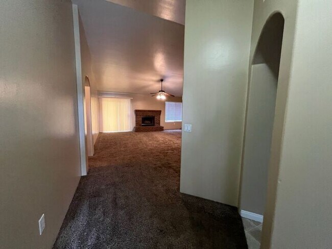 Foto del edificio - 3 bedrooms 2 bath call me at 6613981200