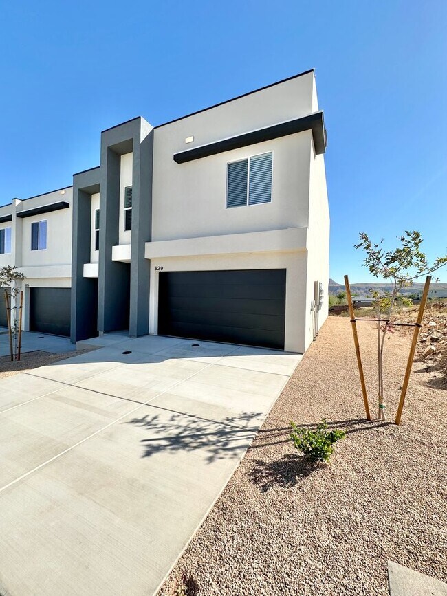 Foto del edificio - PET FRIENDLY!! HURRICANE TOWNHOME! END UNIT!