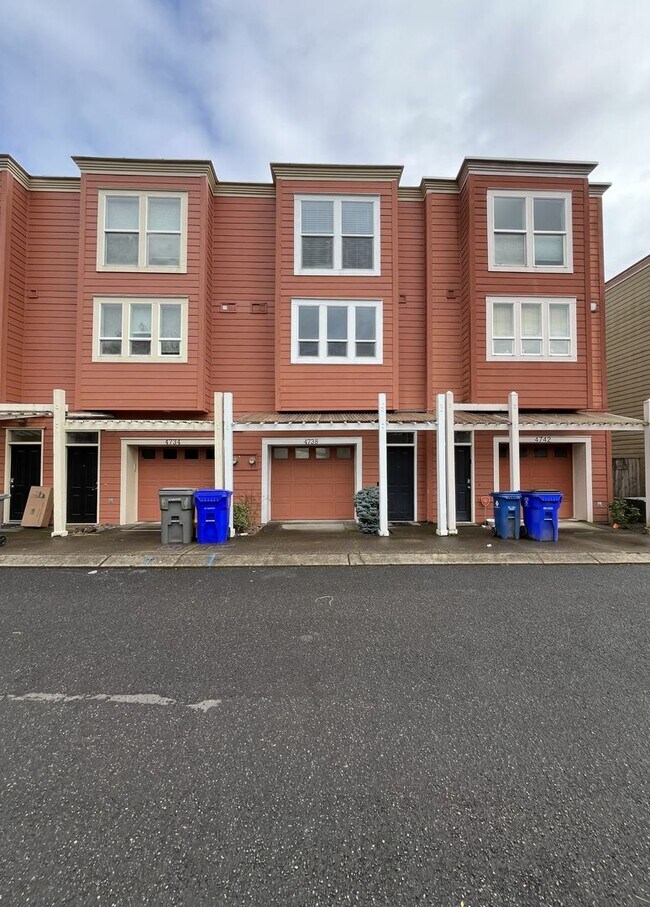Building Photo - Modern Townhome Near OHSU with 3 Bedrooms Each with Private En-Suite Bath