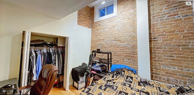 Building Photo - Huge, unique loft style 3 bed!!