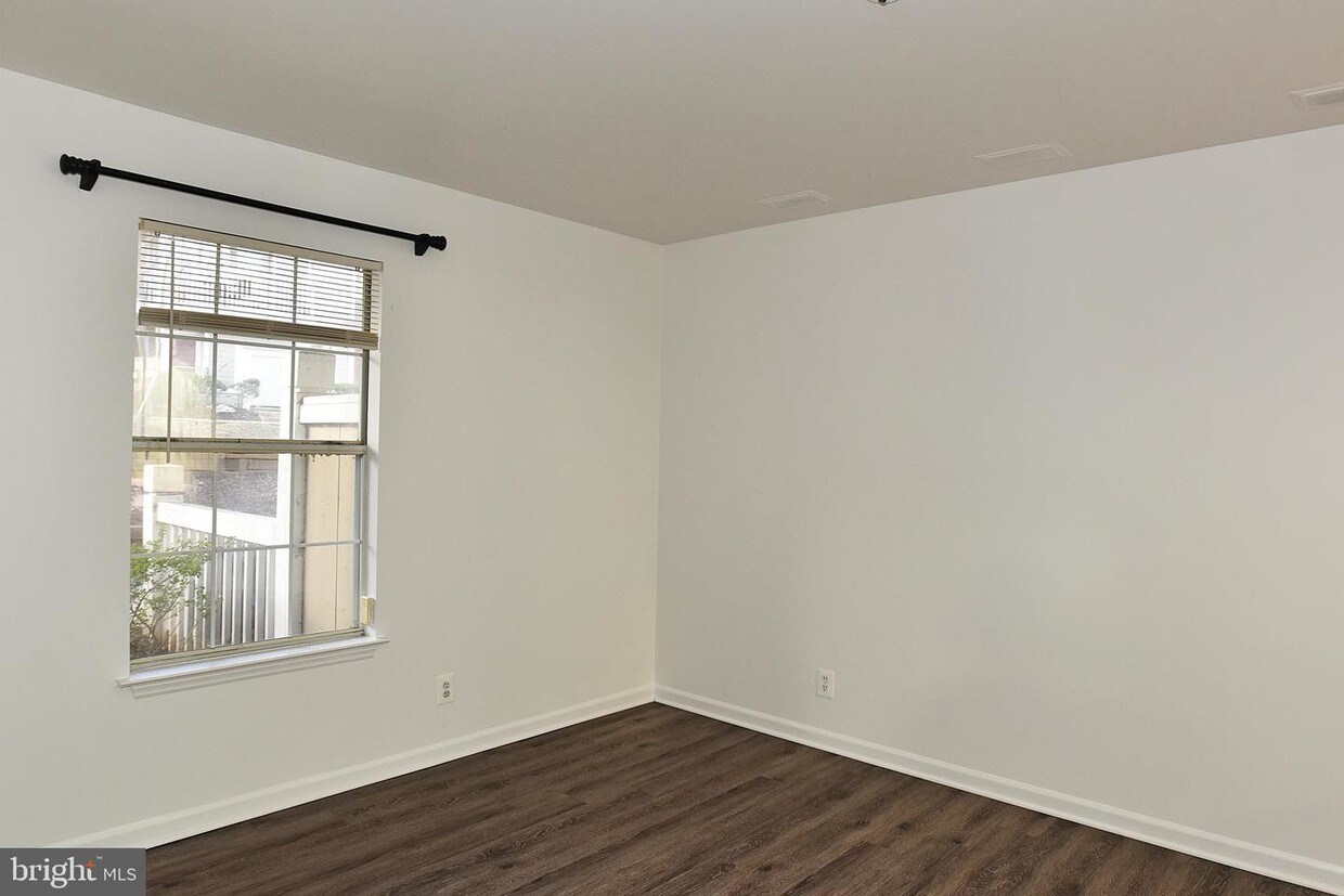 5705 Chapman Mill Dr Unit 300, North Bethesda, MD 20852 Apartment for
