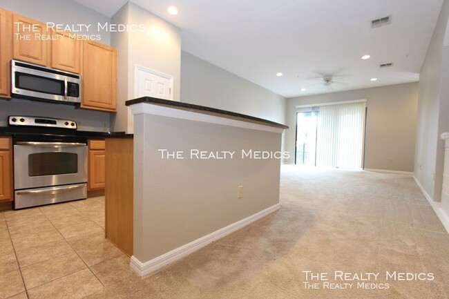 Building Photo - Cozy 3 BR / 2.5 BA Duplex