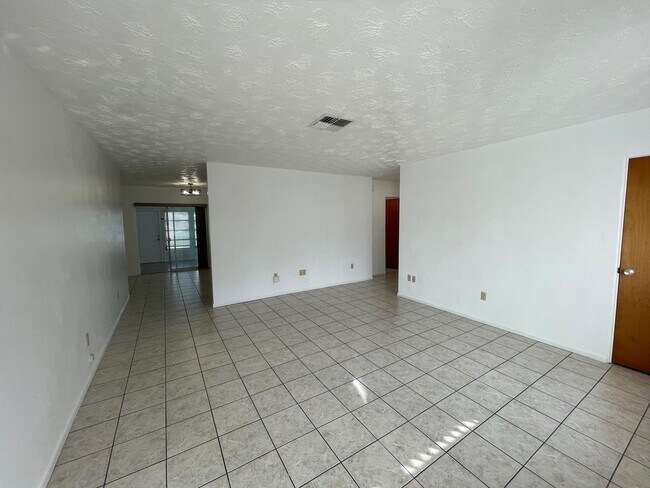 Building Photo - Cosy Home in New Port Richey