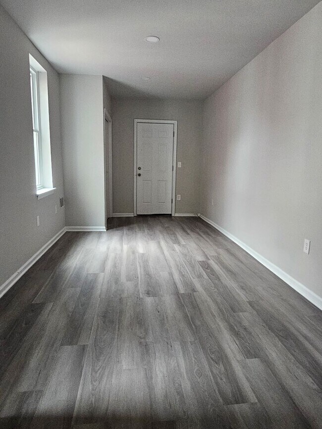 Building Photo - 346 E Locust St