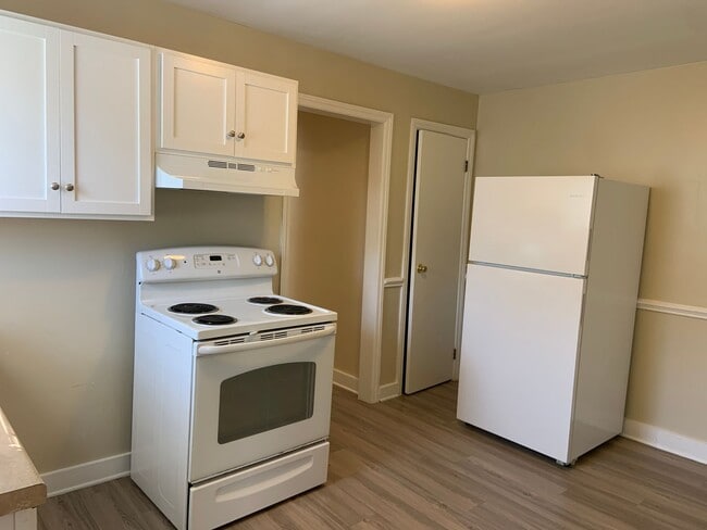 Building Photo - 1 BR Duplex Convenient to UNCG