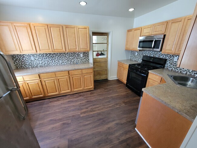 Building Photo - 162 Green Ln