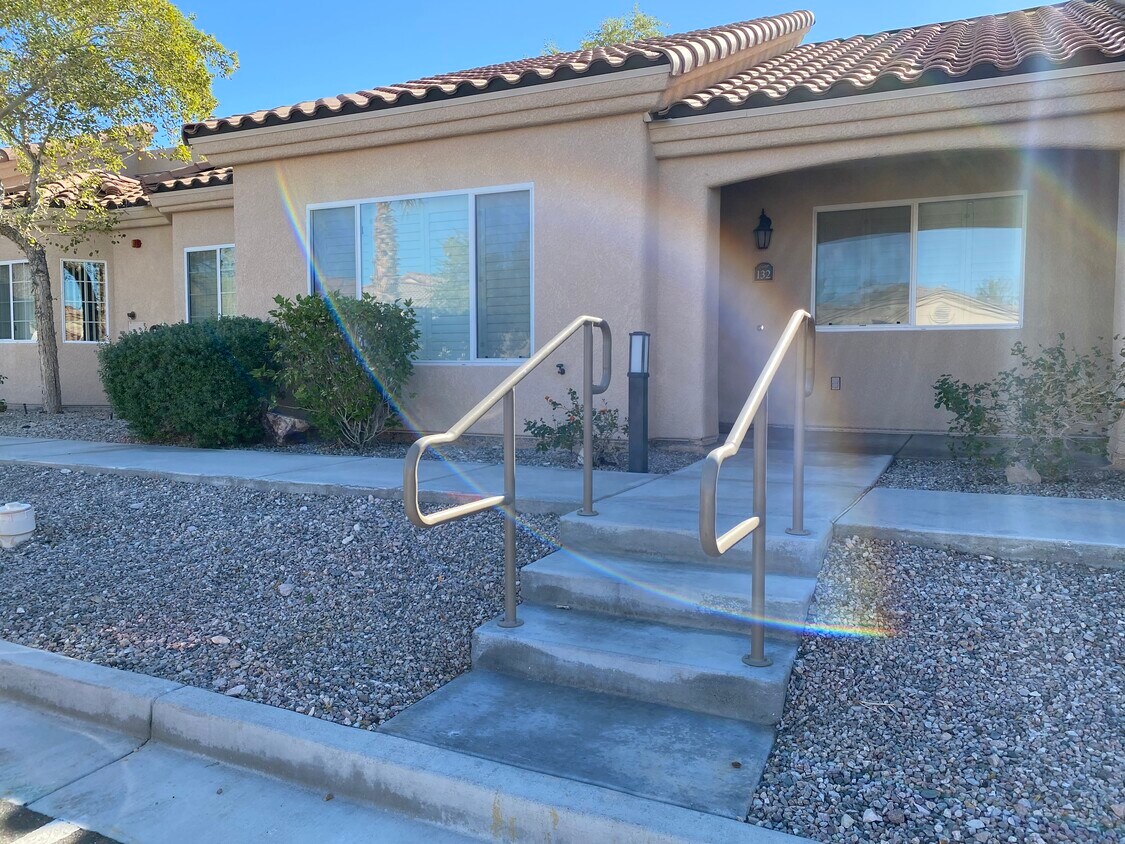 Primary Photo - 470 Acoma Blvd S