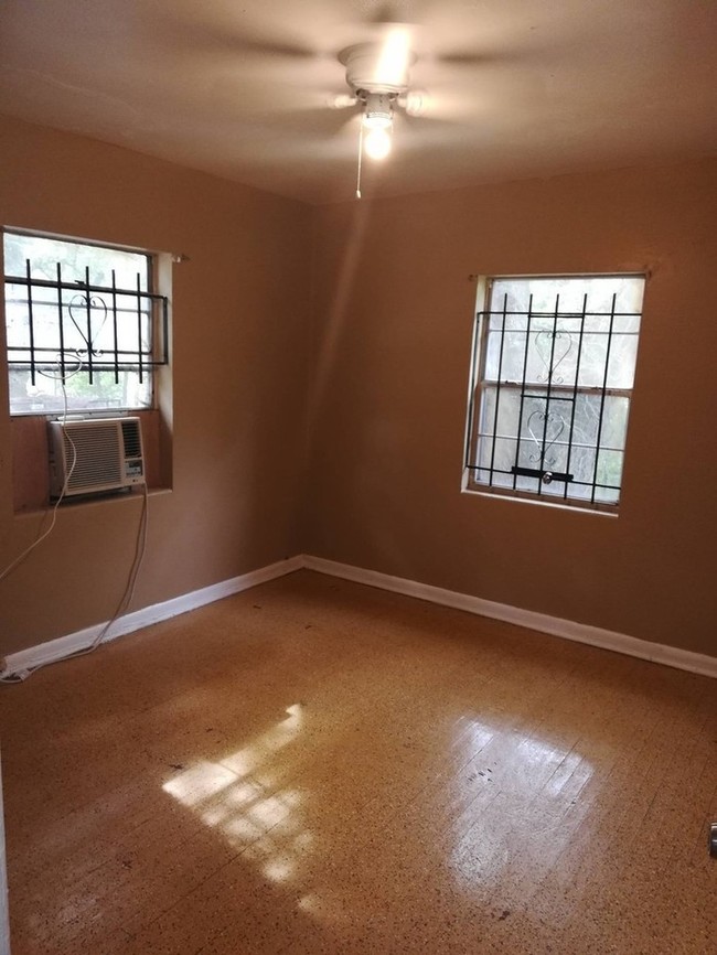 Building Photo - Updated 2/1 Apartment - $100 Move In Special