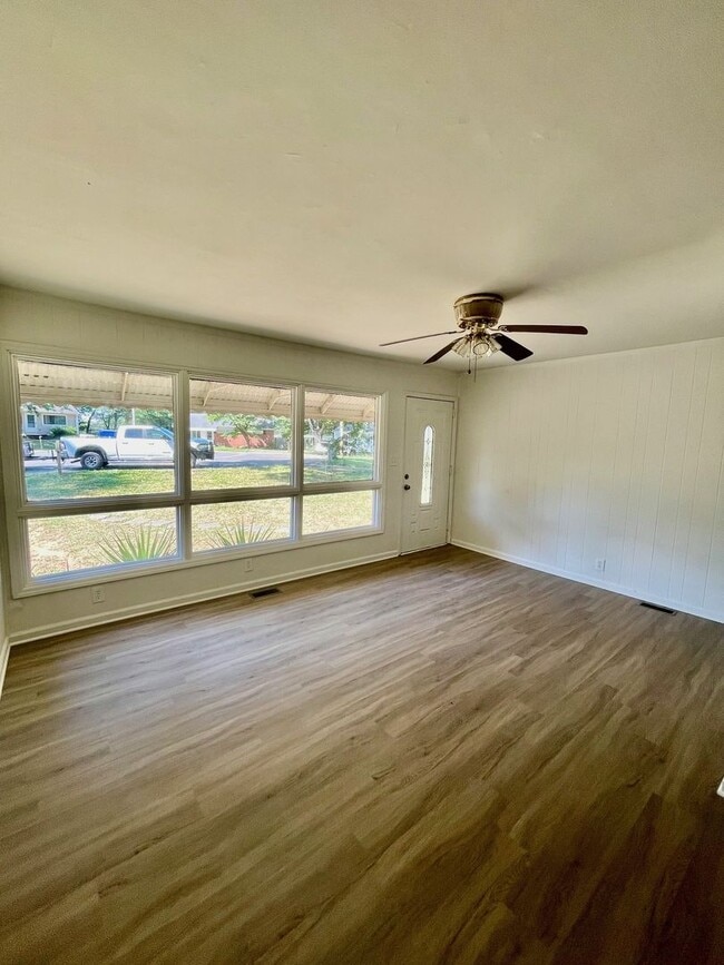 Building Photo - 210 Meadow Dr