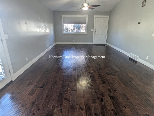 Foto del edificio - 6 Bed 3 Bath Home with Everything!