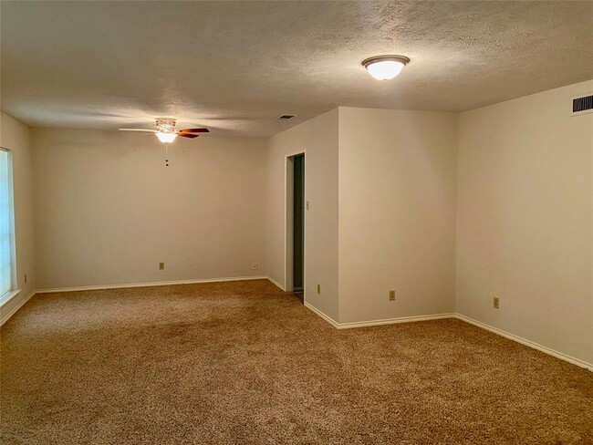 Building Photo - 2706 Lindbergh Dr