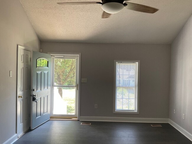 Building Photo - 3 Bedroom, 2 Bath Home For Rent In Sherrills Ford