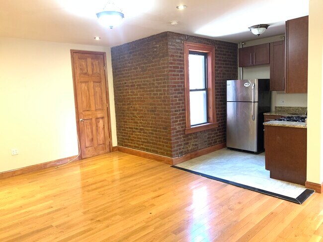 Building Photo - 511 W 189th St