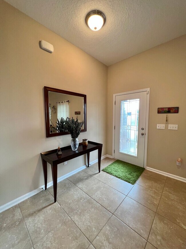 Building Photo - Beautiful 3 bedroom/ 2 bathroom home on the Northside- Pet Friendly!!