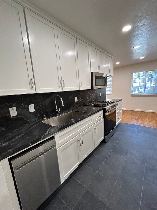 Distribución típica de cocina en color blanco. - 2249 Bonar St